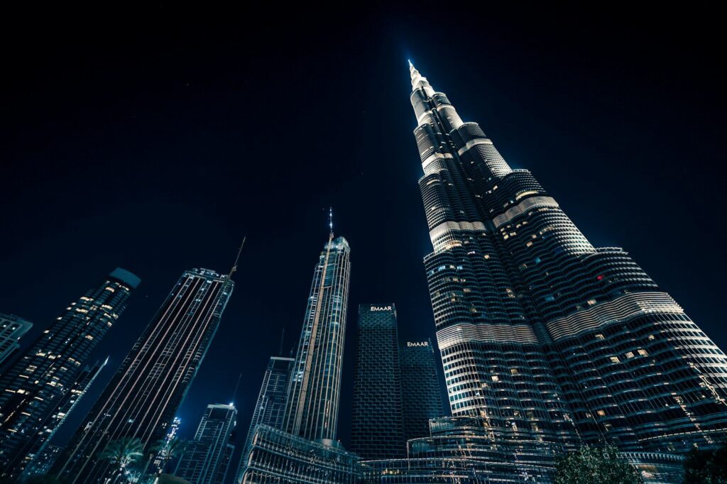 lo skyline di una città di notte