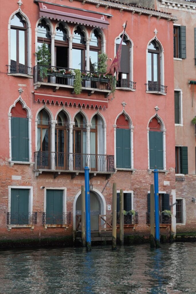 a building that has a balcony and a balcony on the side of it