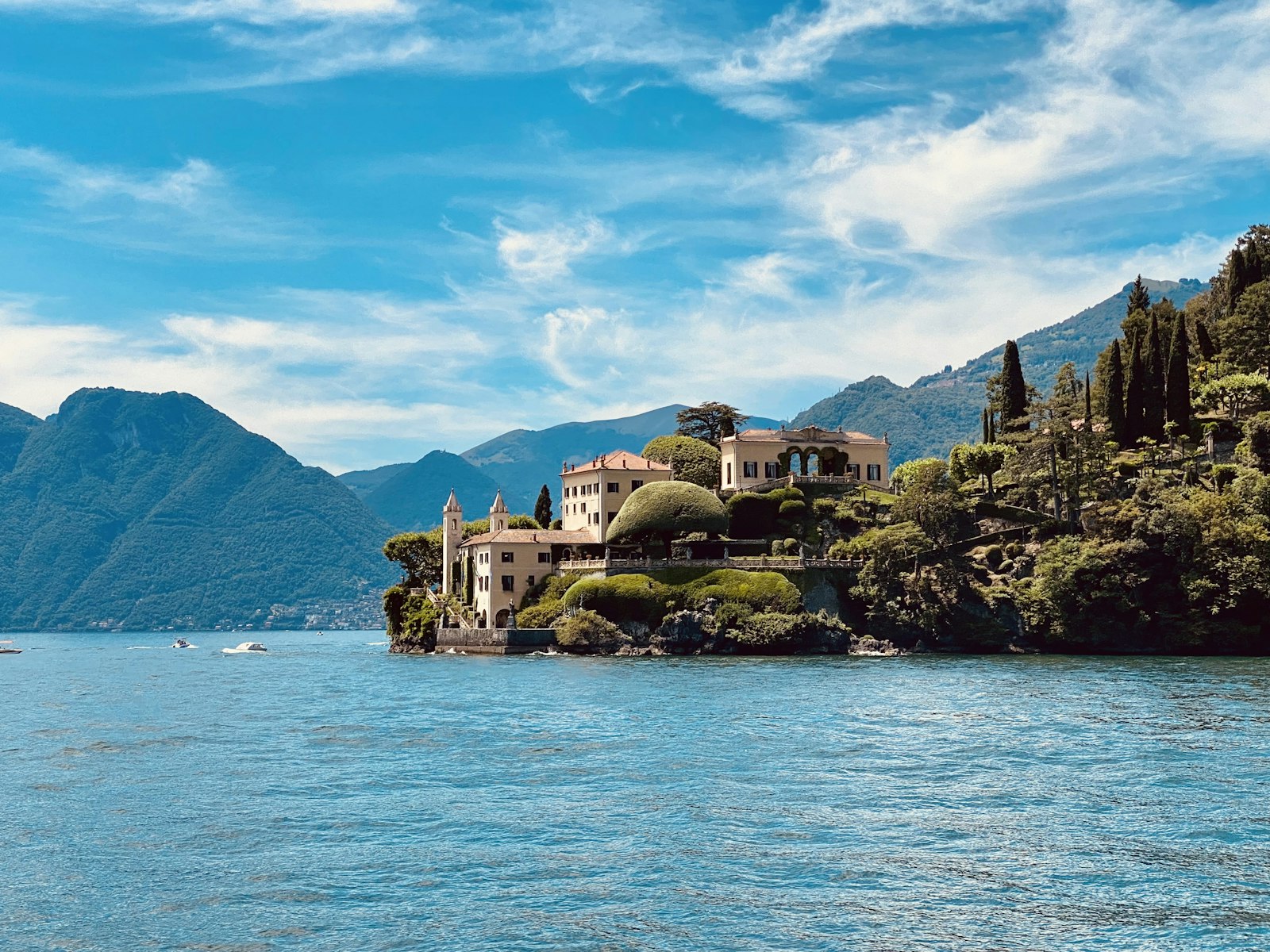 Villa del Balbianello sulla penisola del Lago di Como in primavera
