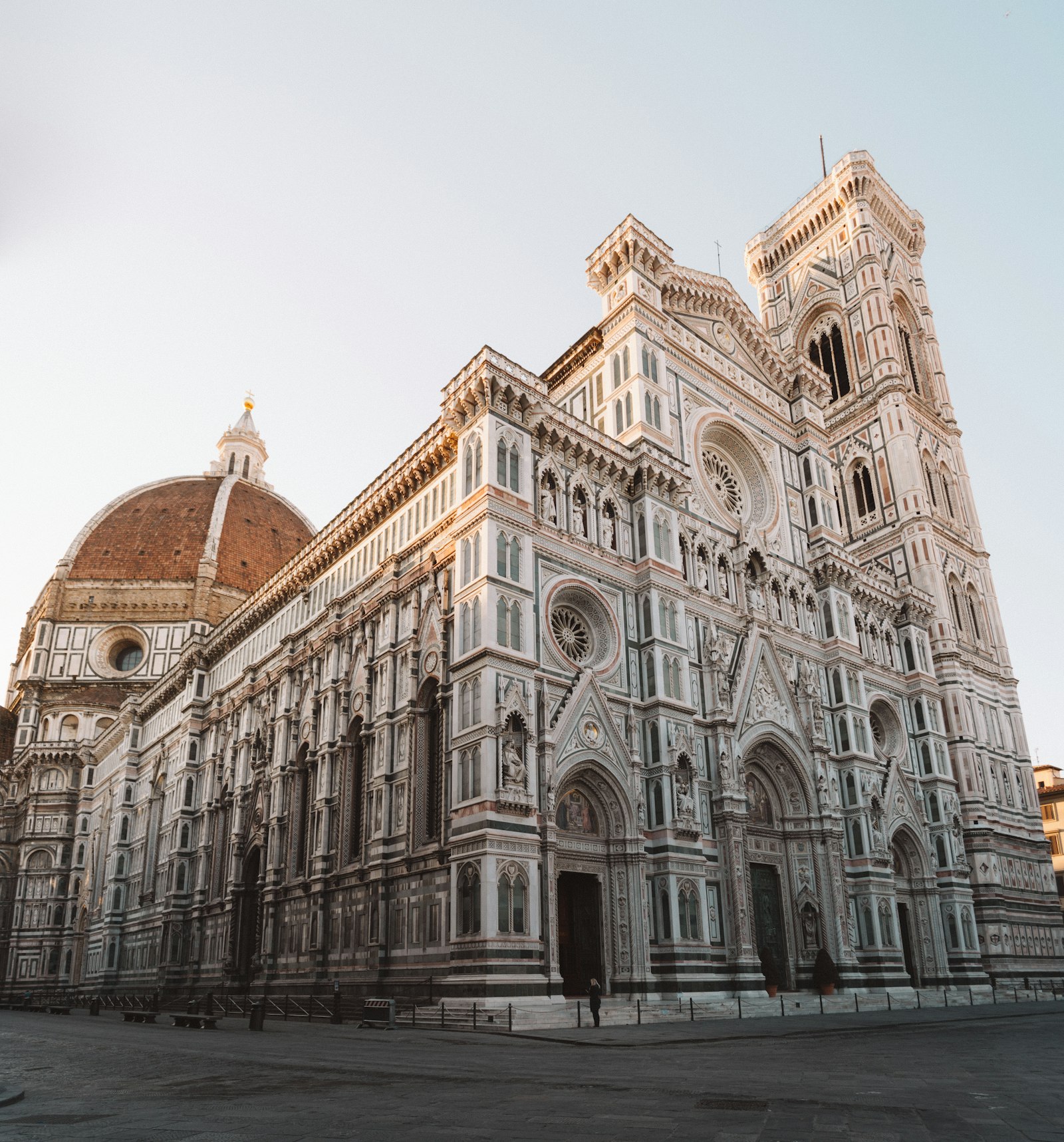 Facciata del Duomo di Firenze in primavera con cielo azzurro