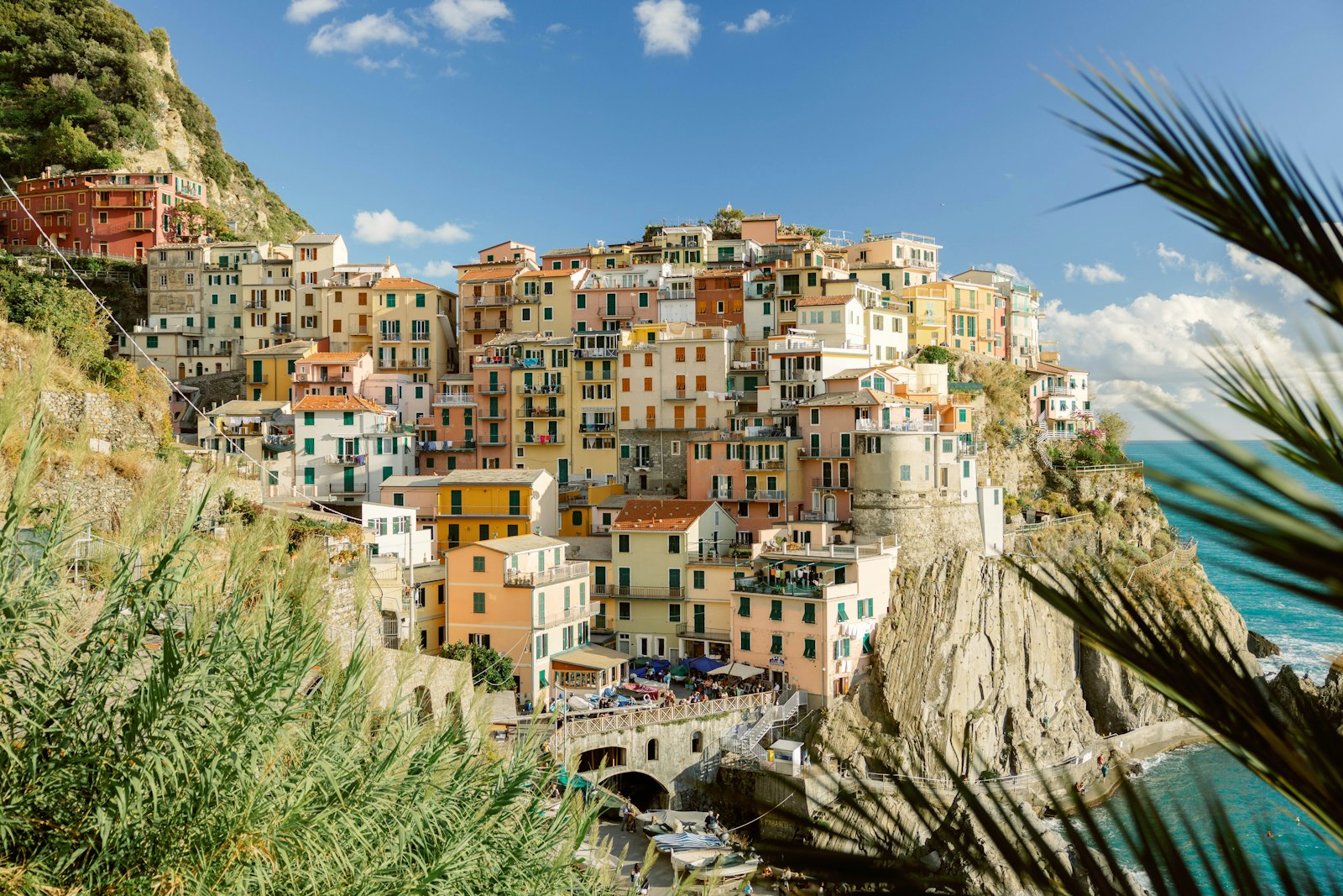 Borgo costiero pastello sulla Costiera Amalfitana affacciato sul Mediterraneo